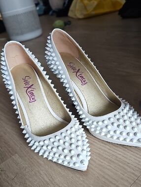 VINTAGE Women's White Pointed Spike Pumps